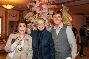 Donelle Dadigan, Ann Jillian ve Harlan Boll 8 Aralık 2021 'de Hollywood Müzesi, Los Angeles' ta düzenlenen çok özel bir Noel Ağacı Süsleme kutlamasına katıldılar.