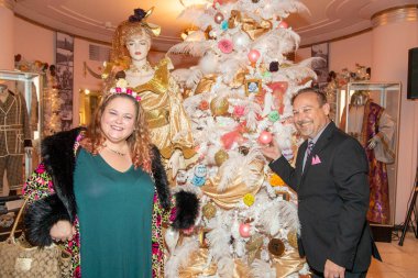 Keith Coogan ve eşi, 8 Aralık 2021 'de Hollywood Müzesi, Los Angeles, CA' da çok özel bir Noel Ağacı budama kutlamasına katıldı.