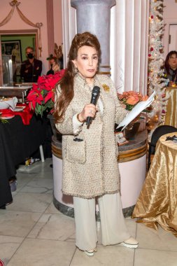 Donelle Dadigan, 8 Aralık 2021 'de Hollywood Müzesi, Los Angeles' ta düzenlenen çok özel bir Noel Ağacı budama kutlamasına katılıyor.