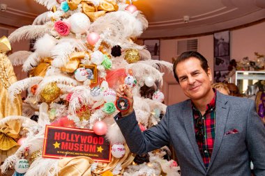 Vincent DePaul, 8 Aralık 2021 'de Los Angeles Hollywood Müzesi' nde çok özel bir Noel Ağacı budama kutlamasına katılır.