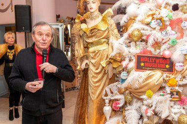 Jerry Mathers, 8 Aralık 2021 'de Los Angeles Hollywood Müzesi' nde çok özel bir Noel Ağacı budama kutlamasına katılıyor.