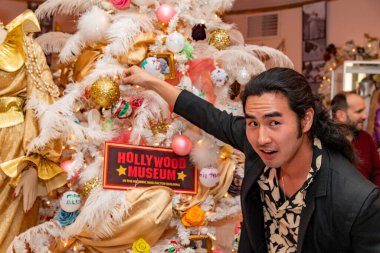 Joshua Christian Azali, 8 Aralık 2021 'de Hollywood Müzesi, Los Angeles' ta düzenlenen çok özel bir Noel Ağacı budama kutlamasına katıldı.