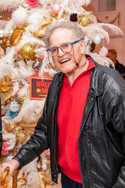 Hank Garrett, 8 Aralık 2021 'de Los Angeles Hollywood Müzesi' nde çok özel bir Noel Ağacı budama kutlamasına katılıyor.