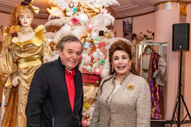 Jerry Mathers, Donelle Dadigan 8 Aralık 2021 'de Hollywood Müzesi, Los Angeles' ta düzenlenen çok özel bir Noel Ağacı Düzenleme Kutlamasına katıldı.