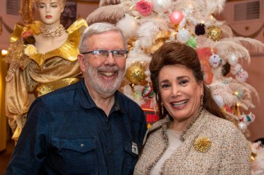 Leonard Maltin, Donelle Dadigan 8 Aralık 2021 'de Hollywood Müzesi' nde düzenlenen çok özel bir Noel Ağacı Düzenleme Kutlamasına katıldı.