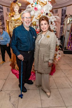 Leonard Maltin, Donelle Dadigan 8 Aralık 2021 'de Hollywood Müzesi' nde düzenlenen çok özel bir Noel Ağacı Düzenleme Kutlamasına katıldı.