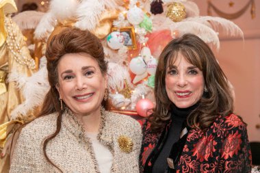 Donelle Dadigan, Kate Linder 8 Aralık 2021 'de Hollywood Müzesi, Los Angeles' ta düzenlenen çok özel bir Noel Ağacı Düzenleme Kutlamasına katıldı.