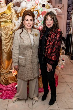 Donelle Dadigan, Kate Linder 8 Aralık 2021 'de Hollywood Müzesi, Los Angeles' ta düzenlenen çok özel bir Noel Ağacı Düzenleme Kutlamasına katıldı.