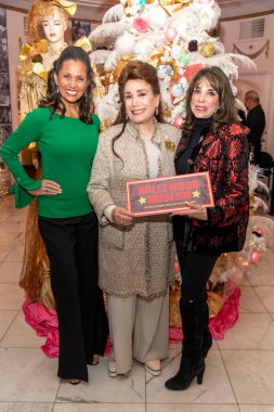 Diana Lansleen, Donelle Dadigan ve Kate Linder 8 Aralık 2021 'de Hollywood Müzesi, Los Angeles' ta düzenlenen çok özel bir Noel Ağacı Süsleme kutlamasına katıldılar.