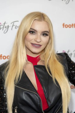 Liza Jane Christy Vakfı 11 Aralık 2021 'de Topanga AVM, Los Angeles, CA' da Noel hediyesini sunar.