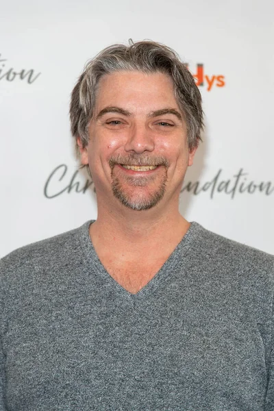 Jeremy Miller Christy Vakfı 11 Aralık 2021 'de Topanga AVM, Los Angeles, CA' da Noel hediyesini sunar.