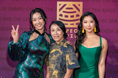Shannon Dang, Kheng Hua Tan ve Olivia Liang 11 Aralık 2021 'de Beverly Hilton, Beverly Hills' deki 19. Unutulmaz Gala 'ya katıldılar.