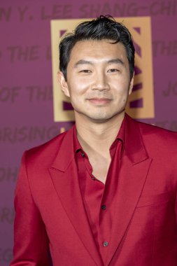 Simu Liu, 11 Aralık 2021 'de Beverly Hilton, Beverly Hills, CA' daki 19. Unutulmaz Gala 'ya katıldı.