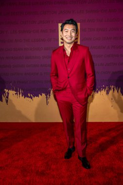 Simu Liu, 11 Aralık 2021 'de Beverly Hilton, Beverly Hills, CA' daki 19. Unutulmaz Gala 'ya katıldı.