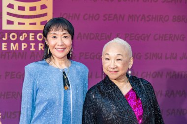 June Angela, Lori Tan Chinn 11 Aralık 2021 'de Beverly Hilton, Beverly Hills' deki 19. Unutulmaz Gala 'ya katıldı.