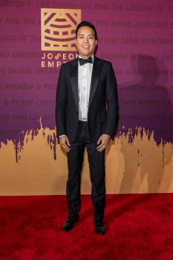 Alan Yang, 11 Aralık 2021 'de Beverly Hilton, Beverly Hills, CA' daki 19. Unutulmaz Galaya katılıyor.