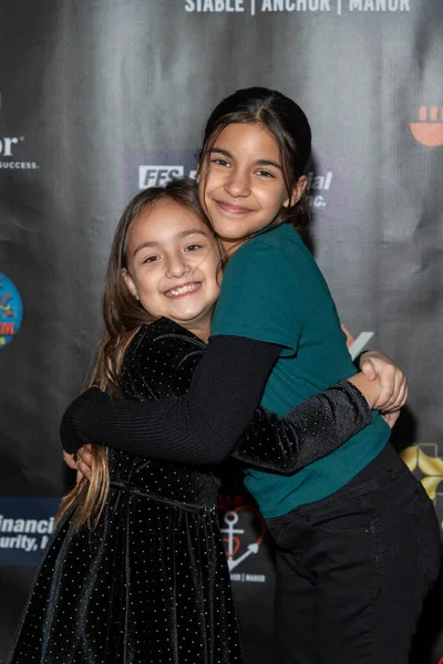 Clementene Roseran ve Aleeah Rosario S.A.M. tarafından sunulan 