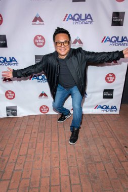 Jimmy Shin, Aquahydrate sunar. 20 Şubat 2022 'de Hollywood Improv, Hollywood, CA' da Shindig Show sunar.