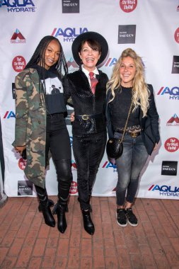 Chanda Wallace, Christine Peake, Jessica Winther 20 Şubat 2022 'de Hollywood Improv' daki Aquahydrate Shindig Show 'a katıldı.