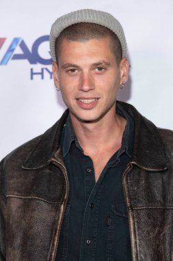 Francesco Cuthe Aquahydrate, 20 Şubat 2022 'de Hollywood Improv' da Shindig Show 'u sunar.