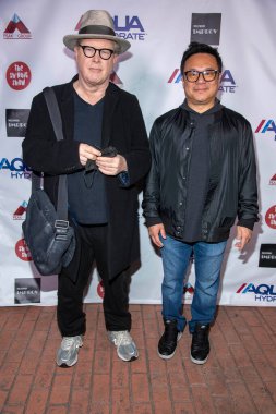 Darrell Hammond ve Jimmy Shin 20 Şubat 2022 'de Hollywood Improv' daki Aquahydrate Shindig Show 'a katıldı.