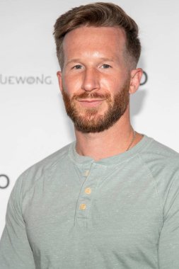 Jake Powers, Tracy Park Galerisi 'nde 26 Şubat 2022' de Tracy Park, Malibu 'da Amazon' u Kurtarmak İçin Aşk Malibu Tarzı Bağış Topluyor.