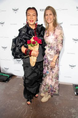 Sue Wong, Rev Wendy Silver Tracy Park Galerisi 'nde 26 Şubat 2022' de Tracy Park, Malibu, CA 'da 