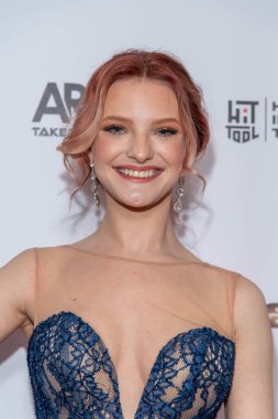 Madison Ekstrand, Suzanne DeLaurentiis Prodüksiyon Onurlu Gaziler 'e katıldı ve Universal Hilton, Universal City' de 25 Mart 2022 tarihinde 94. Oscar 'ını kutladı.