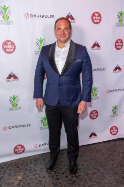 Joe Catalino, 27 Mart 2022 'de Hollywood' daki The Comedy Store 'da Karanlık Nabız Komedyenler ve Gelişim Karşıtlığı İnsanlığı Gösteriyor.