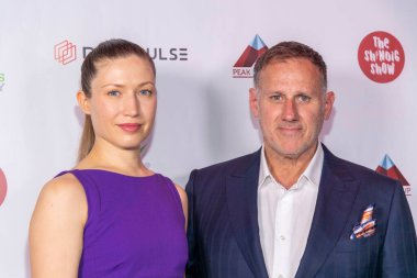 Maria ve Dennis O 'Leary, 27 Mart 2022' de Hollywood 'daki The Comedy Store' da Karanlık Darbe Komedyenleri ve Dünya İlerlemesine Karşı İnsanlık Karşıtlığını Sunar.