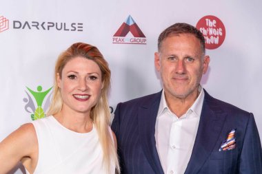 Cassandra Campbell ve Dennis O 'Leary, 27 Mart 2022' de Hollywood 'daki The Comedy Store' da Karanlık Nabız Komedyenleri ve İnsanlığa Karşı İlerleme Mücadelesi 'ne katıldı.