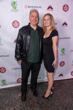 Garry Robinson ve Melissa Devore, 27 Mart 2022 'de Hollywood' daki The Comedy Store 'da DarkPulse Comedians And Progress Humanity Against World Conflict' e katıldı.