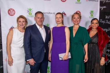 Cassandra Campbell, Dennis ve Maria O 'Leary, Serah Henesey ve SERGE, 27 Mart 2022' de Hollywood, Kaliforniya 'daki The Comedy Store' da Karanlık Darbe Komedyenleri ve Gelişim İnsanlığı Karşıtlığını Sunar.