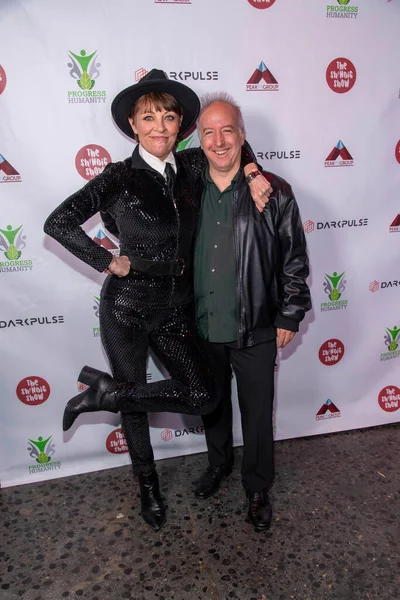 Christine Peake ve Gary Robinson, 27 Mart 2022 'de Hollywood' daki The Comedy Store 'da Karanlık Darbe Komedyenleri ve Gelişim Karşıtlığı İnsani Mücadelesini Sunar.