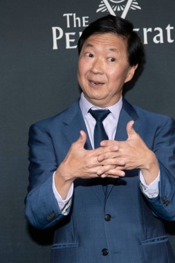 Ken Jeong, 4 Mayıs 2022 'de Liaison Restaurant, Los Angeles' ta düzenlenen Netflix serisi The PENTAVERATE için Los Angeles After Party 'ye katılır.