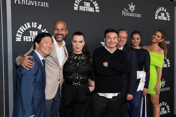 PENTAVERATE 'in oyuncuları 4 Mayıs 2022' de Los Angeles, Kaliforniya 'daki Liaison Restaurant' ta yayınlanan Netflix serisi The PENTAVERATE için Los Angeles After Party 'ye katılmaktadır.