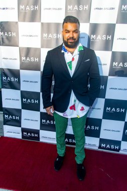 Adrian Dev, 14 Mayıs 2022 'de Los Angeles, Kaliforniya' daki Mash Galerisi 'nin büyük açılışına katılıyor.