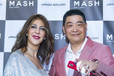 Haleh Mashian ve Joey Zhou 14 Mayıs 2022 'de Los Angeles' taki Mash Galerisi 'nin Büyük Açılışı' na katıldılar.