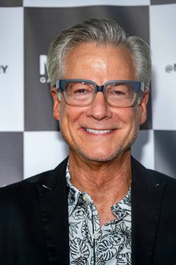 Michael Nicklin, 14 Mayıs 2022 'de Los Angeles' taki Mash Galerisi 'nin büyük açılışına katıldı.