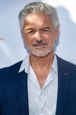 Alejandro De Hoyos, 21 Mayıs 2022 tarihinde Marwah Estate, Malibu 'da düzenlenen Adalet Forumu Zirvesi ve Ecovvear Moda Gösterisi' ne katıldı.