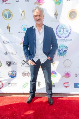 Alejandro De Hoyos, 21 Mayıs 2022 tarihinde Marwah Estate, Malibu 'da düzenlenen Adalet Forumu Zirvesi ve Ecovvear Moda Gösterisi' ne katıldı.