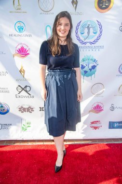 Charlotte Hendrickx, 21 Mayıs 2022 tarihinde Marwah Estate, Malibu 'da düzenlenen Adalet Forum Zirvesi ve Ecovvear Moda Gösterisi' ne katılır.