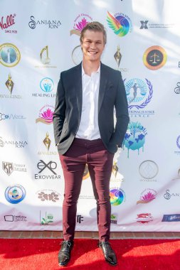 Austin Aaron 21 Mayıs 2022 'de Marwah Estate, Malibu' da düzenlenen Adalet Forumu Zirvesi serisi ve Ecovvear Moda Gösterisi 'ne katılır.