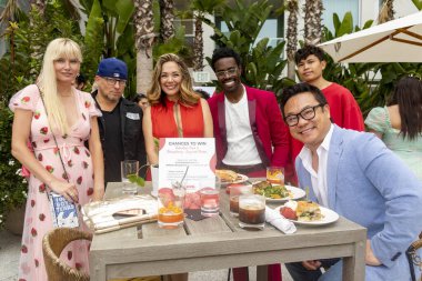 Eugenia Kuzmina, Keida Mascaro, Serah Henesey, Willie Macc, Danny Plom, Jimmy Shin 8 Haziran 2022 'de Santa Monica, Kaliforniya' da bulunan Proper Hotel 'de Çilekleri Sevmenin Milyon Yolları programına katıldı.