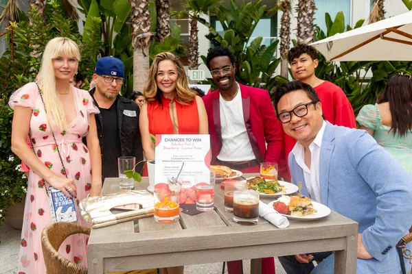 Eugenia Kuzmina, Keida Mascaro, Serah Henesey, Willie Macc, Danny Plom, Jimmy Shin 8 Haziran 2022 'de Santa Monica, Kaliforniya' da bulunan Proper Hotel 'de Çilekleri Sevmenin Milyon Yolları programına katıldı.