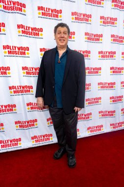 Steven Wishnoff, Hollywood Müzesi 'ndeki Hollywood Sergisi' nde 9 Haziran 2022 'de LGBTQ +' nın portreleri ve algısına katılıyor.