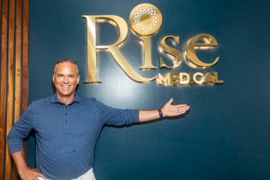 Rise Medical 'ın kurucusu Dan Markel, 29 Temmuz 2022' de Rise Medical, Corona Del Mar 'daki Yeni Cinsel Sağlık Merkezi' nde VIP Ribbon Kesme Etkinliğine katıldı.