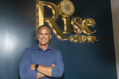 Rise Medical 'ın kurucusu Dan Markel, 29 Temmuz 2022' de Rise Medical, Corona Del Mar 'daki Yeni Cinsel Sağlık Merkezi' nde VIP Ribbon Kesme Etkinliğine katıldı.