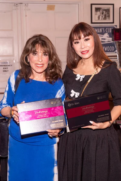 Kate Linder Sam Nguyenが2022年9月10日にカリフォルニア州ハリウッドのWoman Clubで開催されたEmmy Awardsセレブリティ ギフティング スイートに参加しました — ストック写真