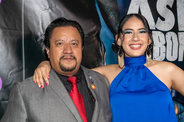 Saul Meja ve Sarah Garcia 28 Eylül 2022 'de Laemmle Town Center 5, Encino, CA' da 